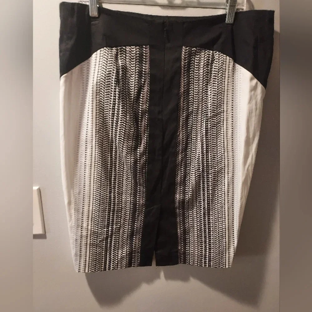 eci New York Black and White Printed Pencil Skirt in Size 14
